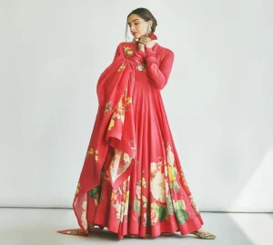 5 Iconic Sonam Kapoor Looks To Get Inspired From