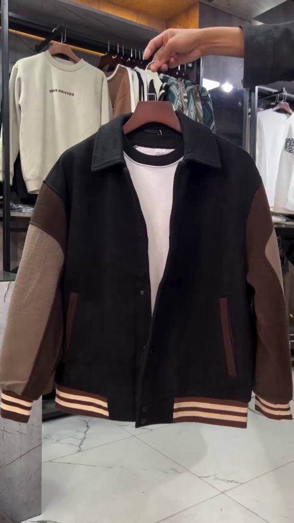 A jacket with contrast-coloured sleeves