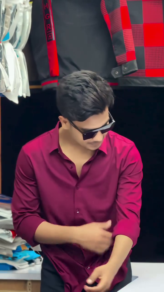 A popcorn-texture casual shirt in a regular fit