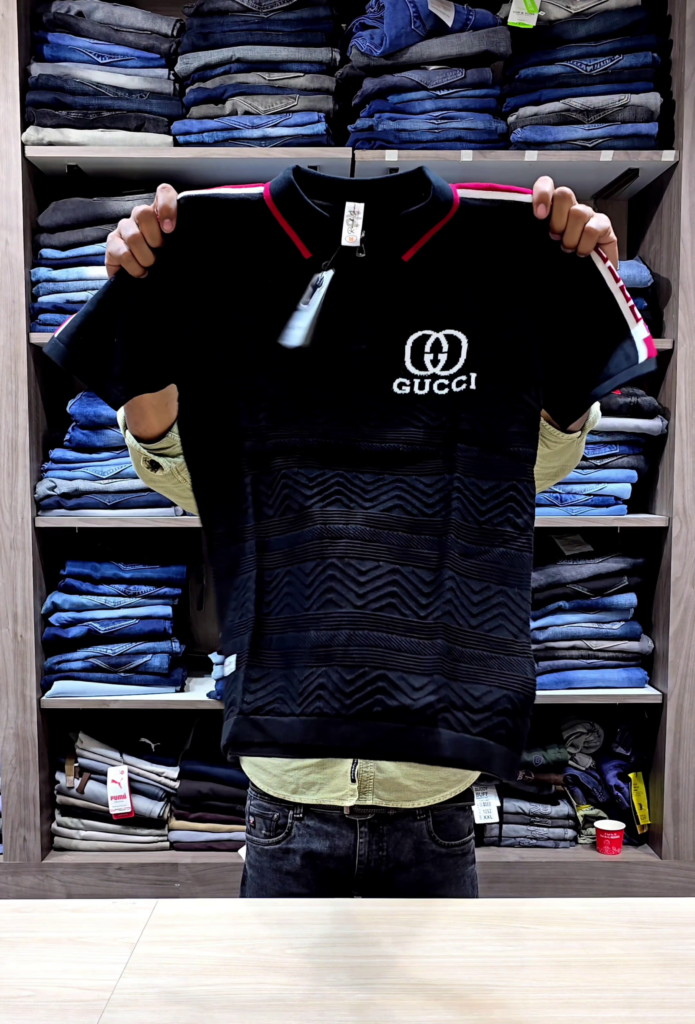 A black round-neck sweatshirt in a regular fit